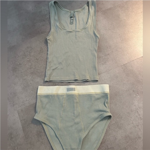 SKIMS SET IN MINERAL - Picture 1 of 5